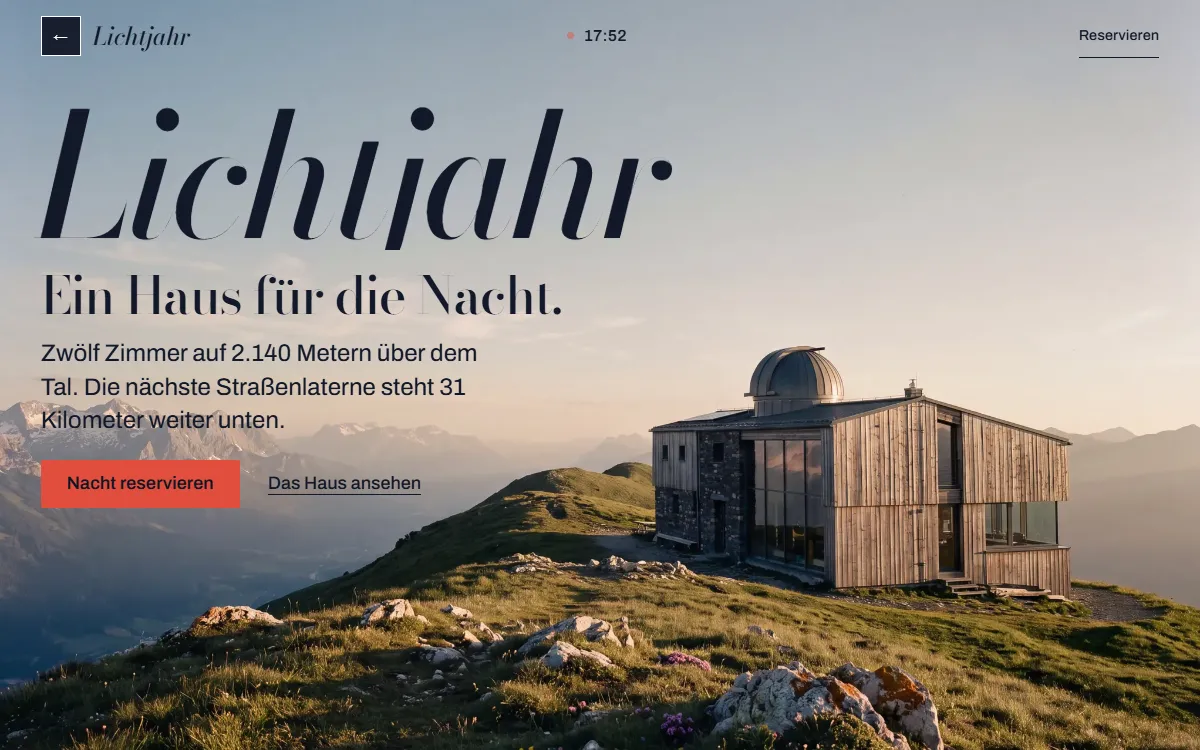 Startansicht der Lichtjahr-Website mit einem Berghaus und Sternwarte im Abendlicht